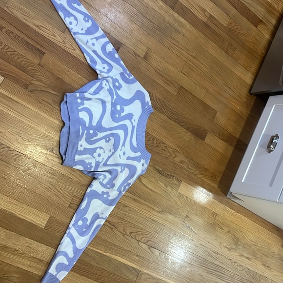 Hollister pattern sweater - Picture 2 of 3